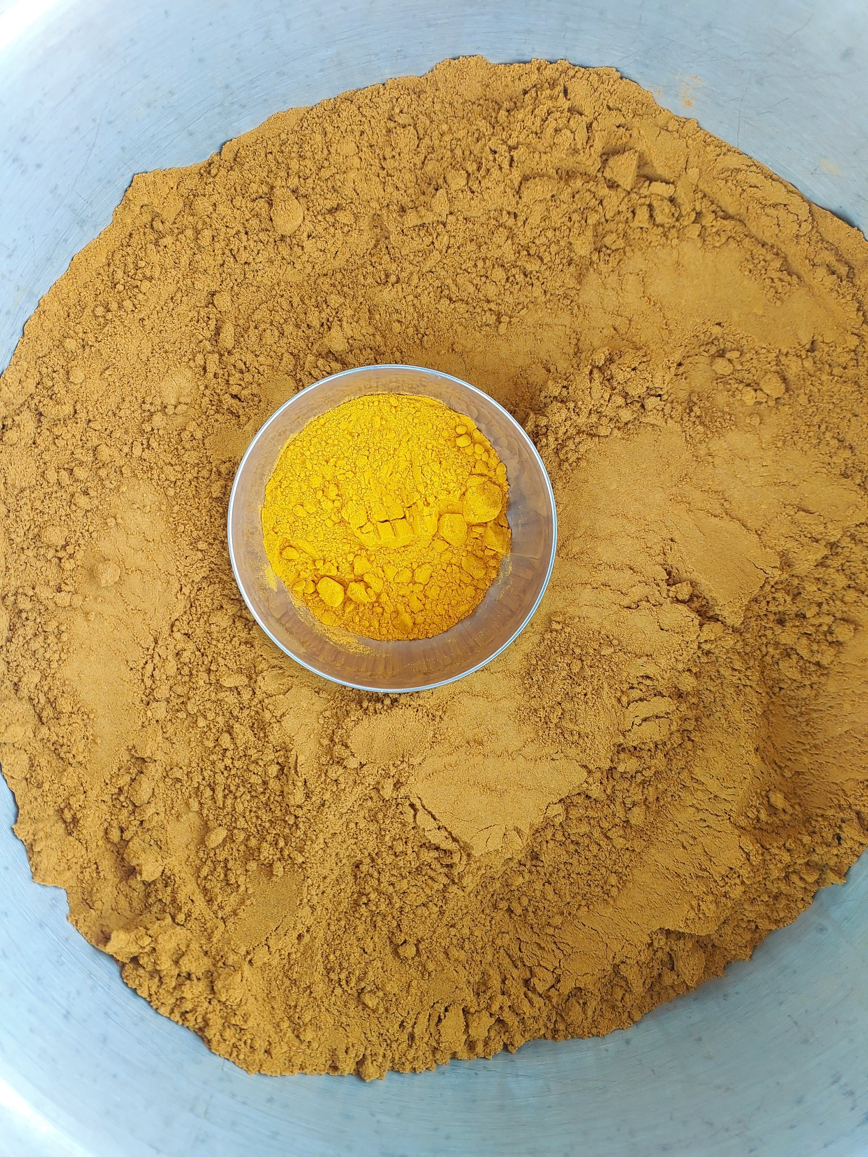 Dark high-curcumin HAARIDRA vs bright commercial turmeric comparison
